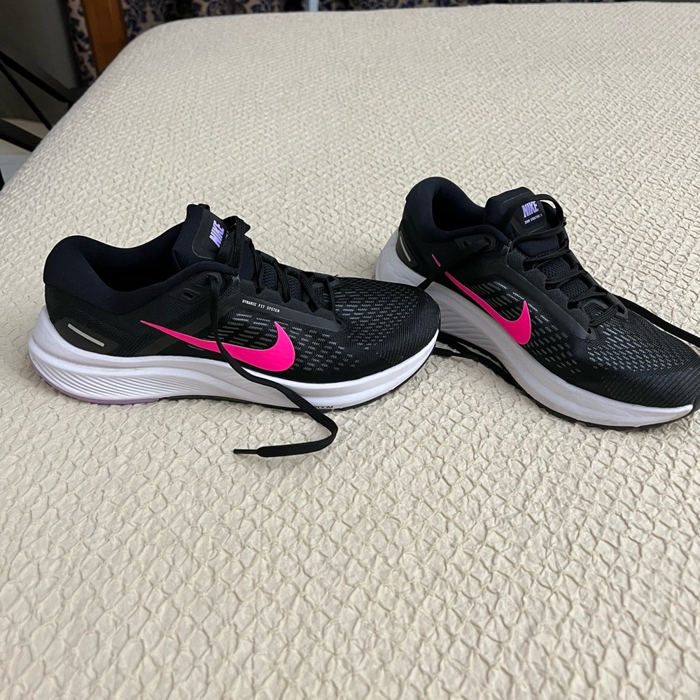 Nike Air Zoom Women’s sneakers, black w/hot pink swoosh.